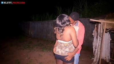 Uthando lwesitalato kunye nokwabelana ngesondo okushushu kunye nentombazana ene-chubby evela kwiklabhu